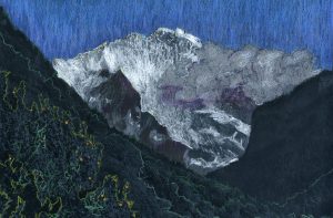 Ein schneebedeckter Berg