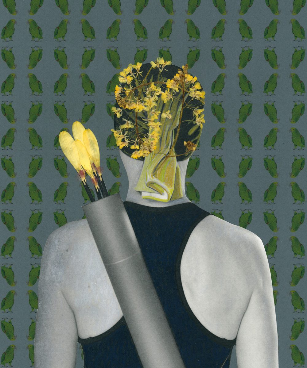 Eine Frau mit gelbem Kopftuch von hinten. Sie trägt Pfeil und Bogen.