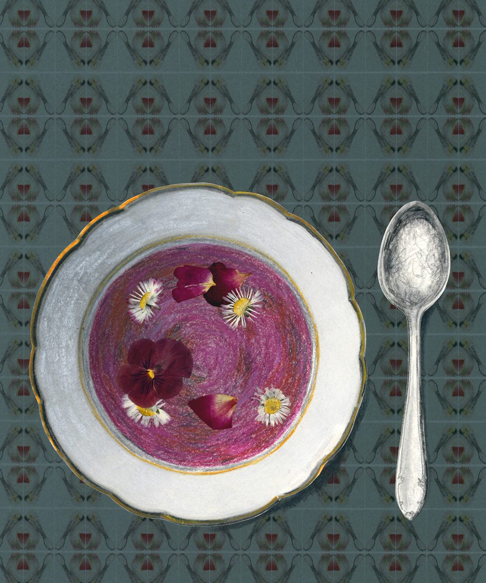 Ein Teller mit rosafarbener Blütensuppe, daneben der Suppenlöffel.