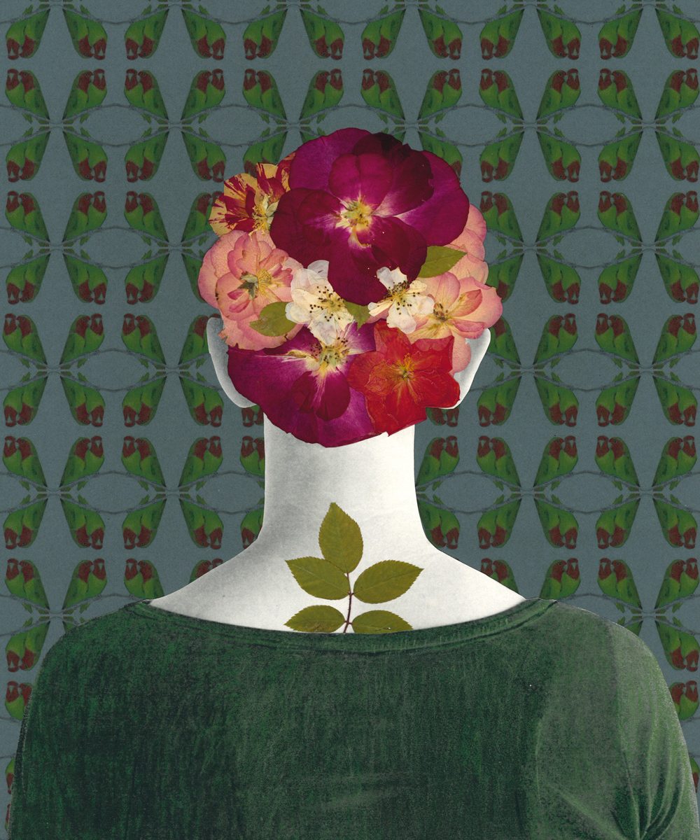 Ein Frauenoberkörper von hinten, die Haare sind aus Rosenblüten