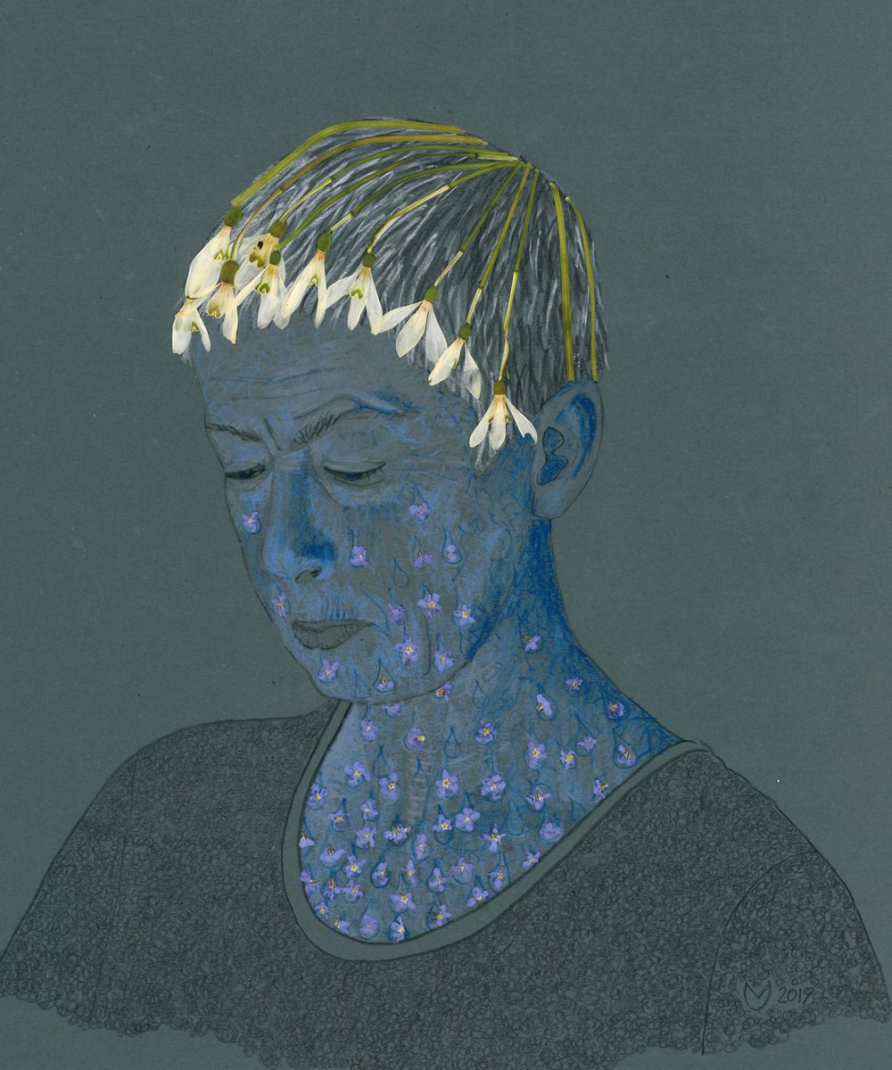 Eine Frau mit Schneeglöckchen im Haar. Ihre Haut ist mit Tropfen übersät.