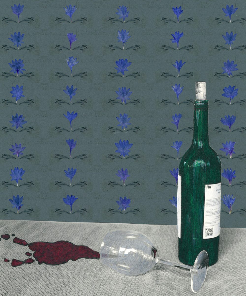 Eine Weinflasche auf einem Tisch, daneben liegt ein Weinglas. Es ist umgefallen und eine Pfütze ist auf der Decke.