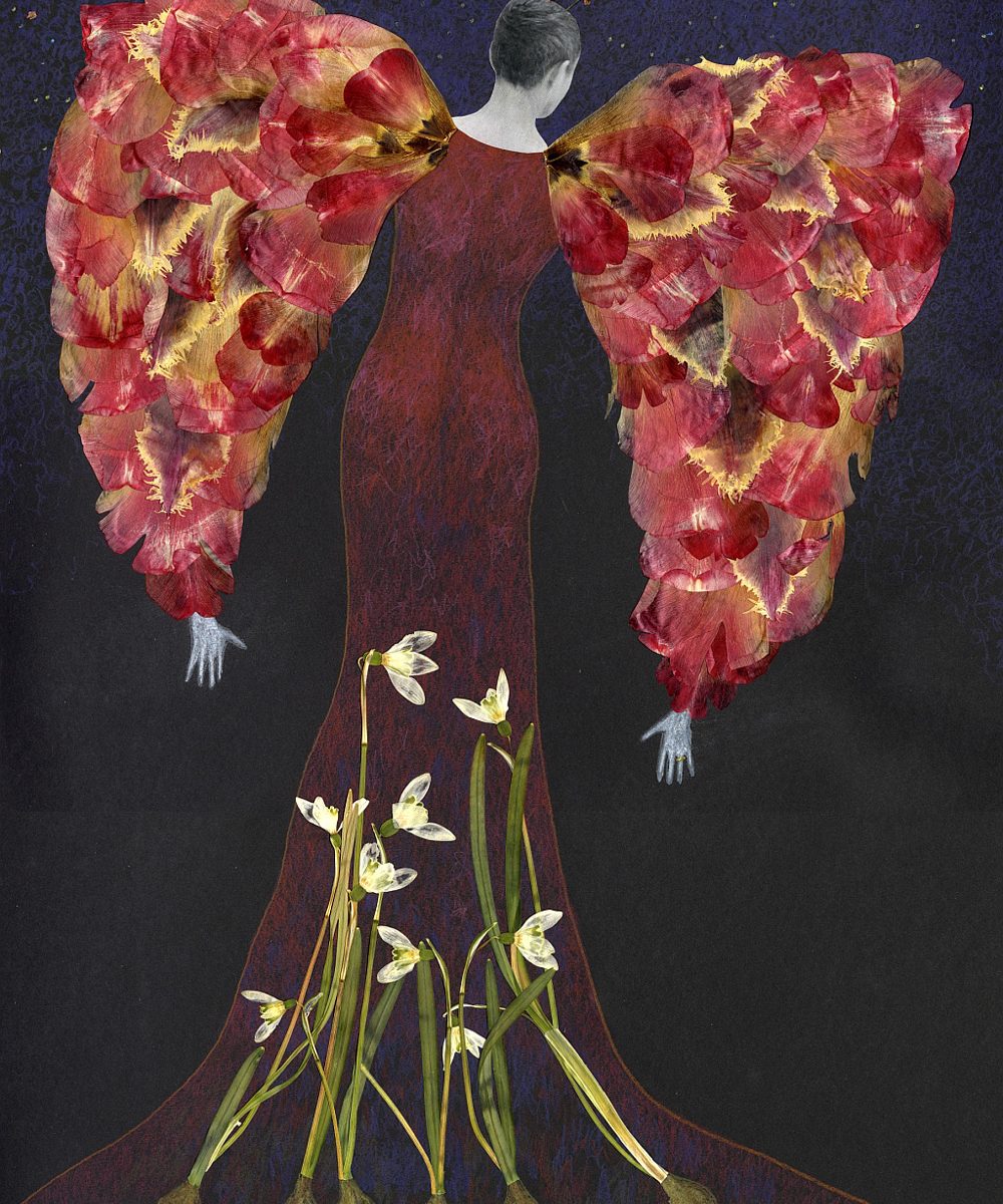 Eine Frau von hinten. Sie hat Schmetterlingsflügel. Aber sie kann nicht fliegen, denn sie ist mit Schneeglöckchen in der Erde verwachsen.