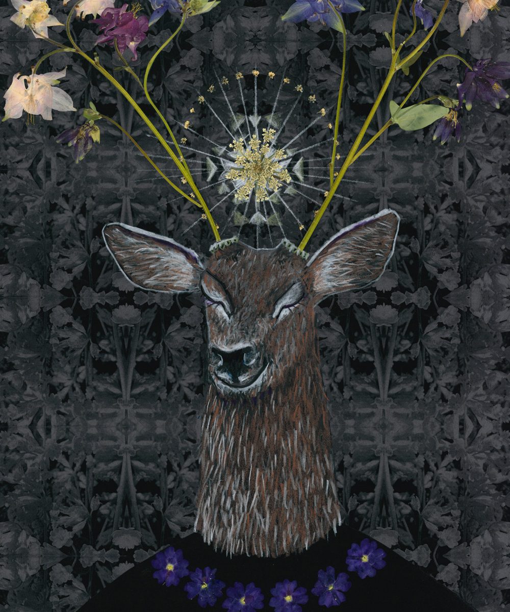 Ein Hirsch. Wie in der Hubertussage leuchtet ein Licht zwischen seinem Geweih aus Blüten.