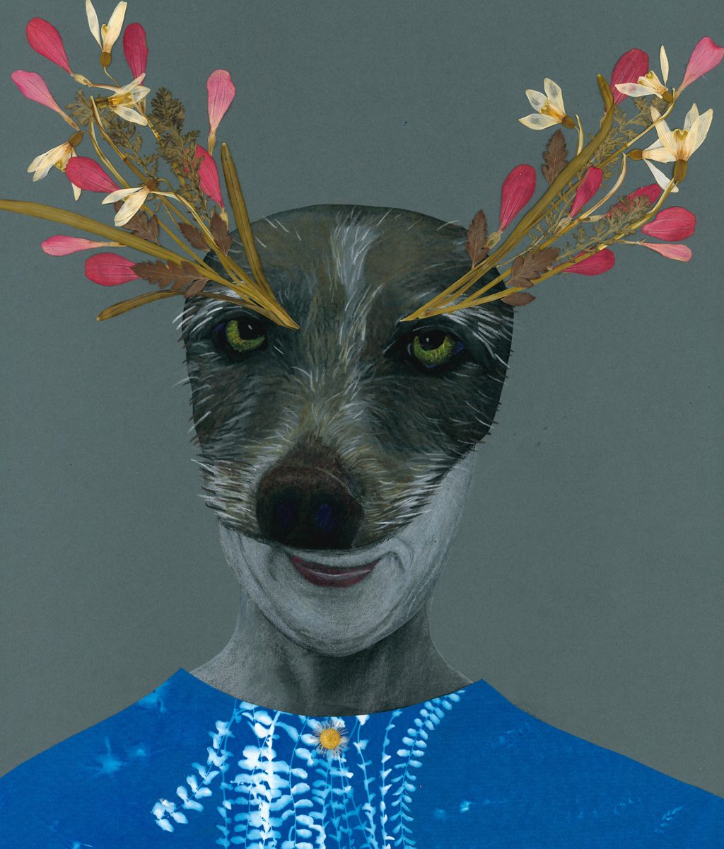 Ein Porträt einer Frau im blauen Kleid, sie trägt eine Hundemaske. Anstelle der Ohren wachsen Blumen aus den Augenbrauen.