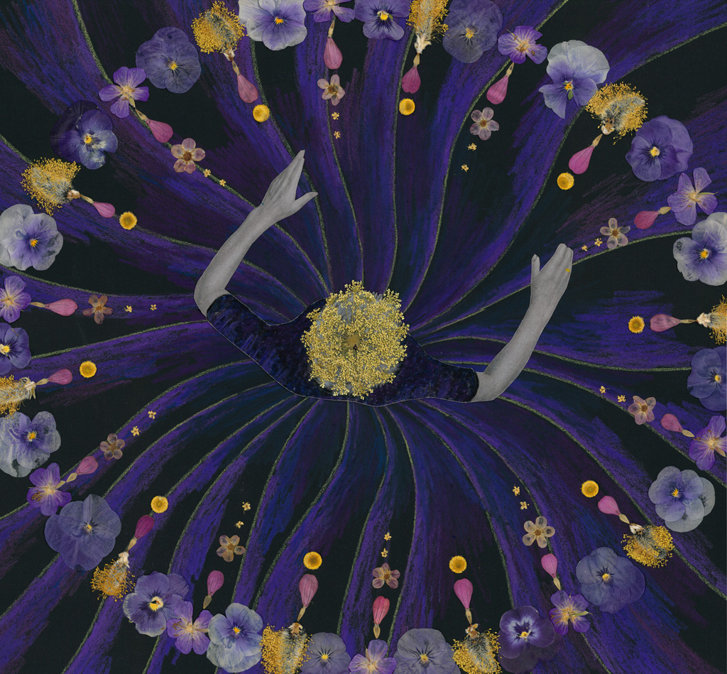 Eine Frau tanzt. Man sieht von oben auf sie und auf ihr blumengeschmücktes Kleid