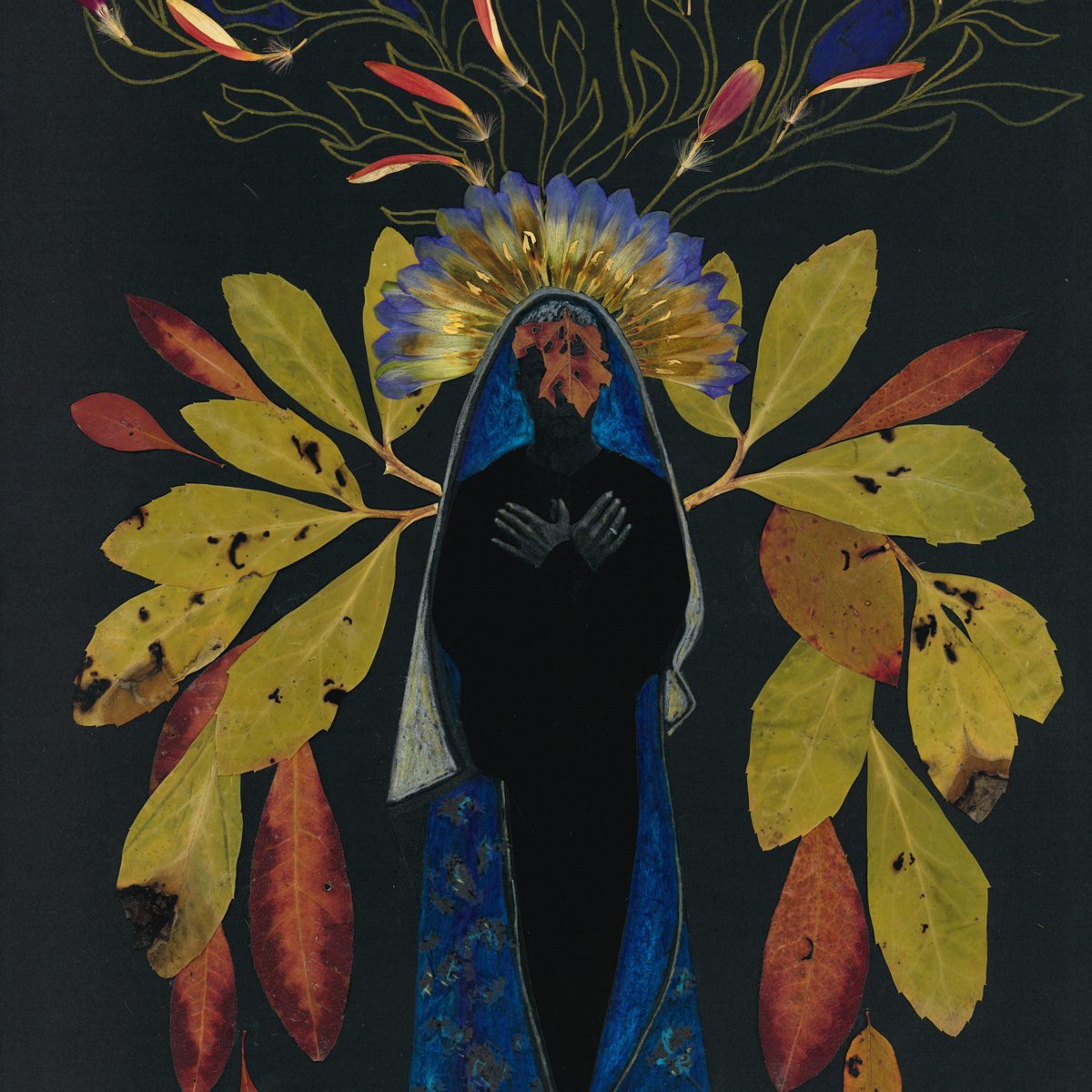 Eine Frau in einem Marienmantel. Sie hat Flügel aus Blättern, über ihr lodern Flammen.