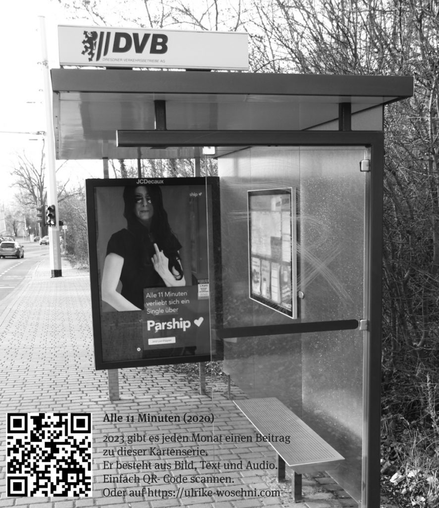 Ein Straßenbahnhaltestelle mit einer gefakten Werbung