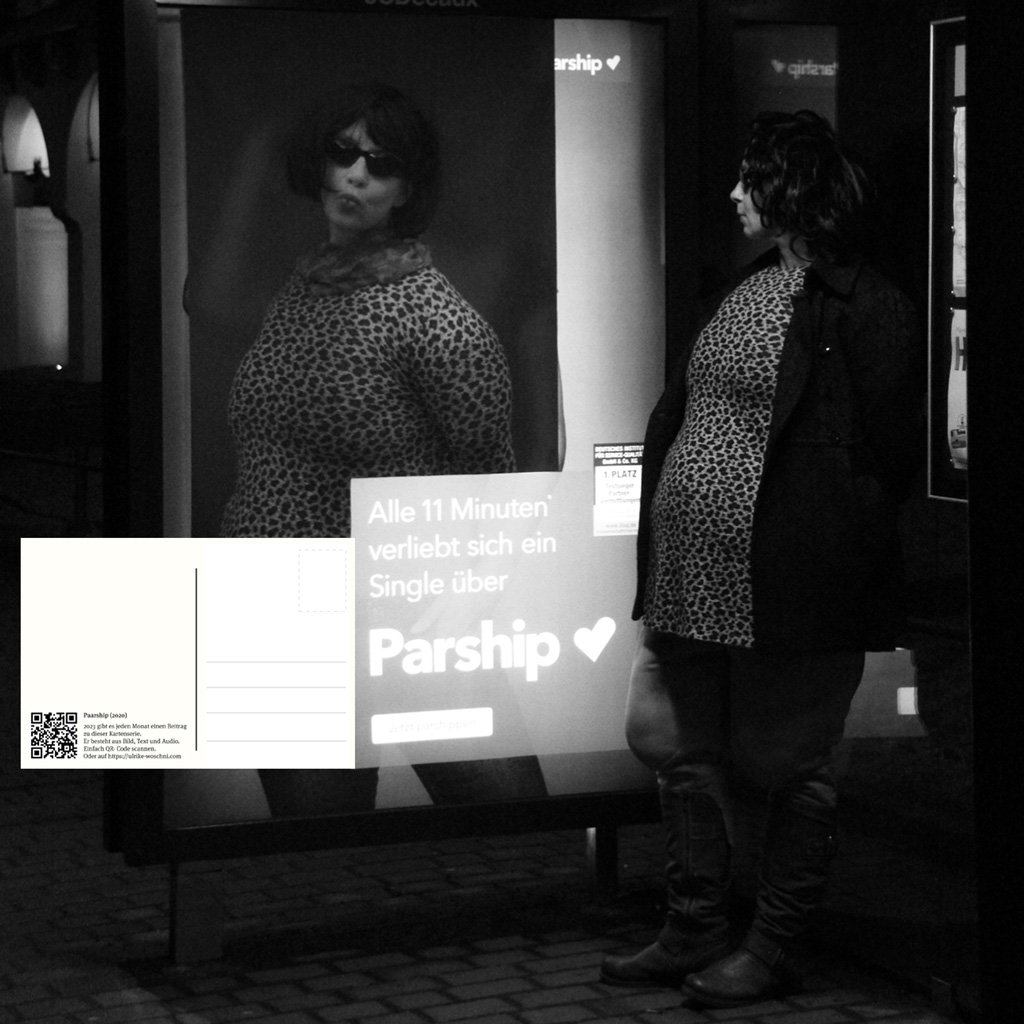 Eine übergewichtige Frau steht in einem Wartehäuschen der Straßenbahn. Die Werbung für eine Dating- Plattform dort zeigt genau ihr Abbild.