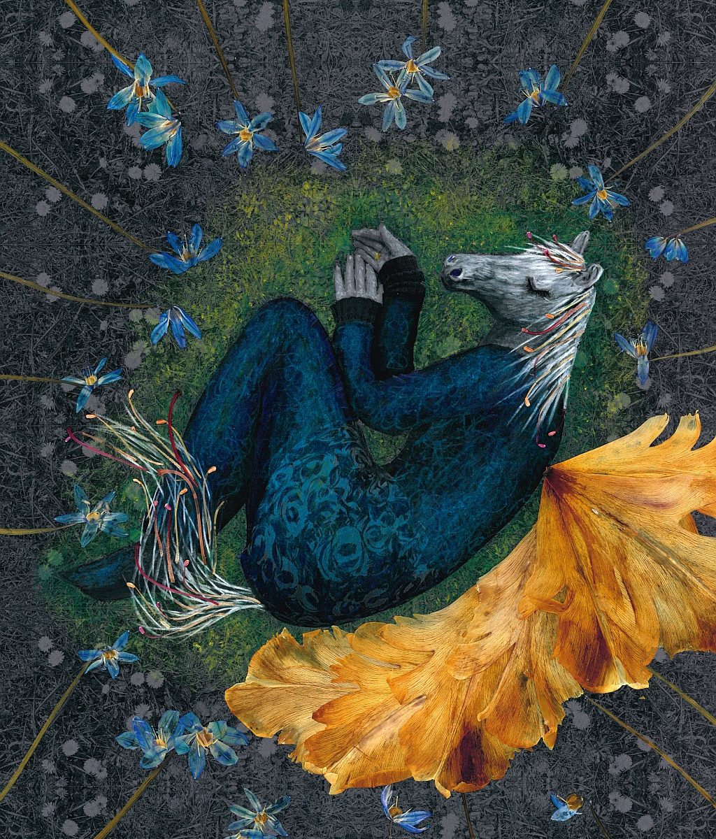 Eine Frau mit Pferdekopf schläft. Sie hat Flügel aus Tulpenblättern