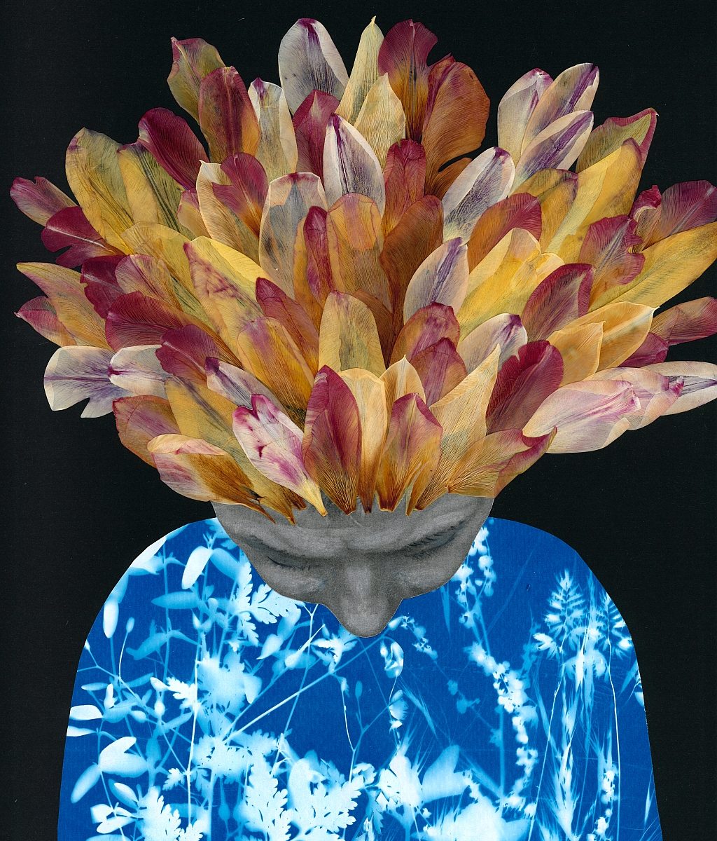 Eine Frau mit Haaren aus Tulpen senkt den Kopf. Sie hat ein blaues Oberteil mit Schattenbildern von Pflanzen.