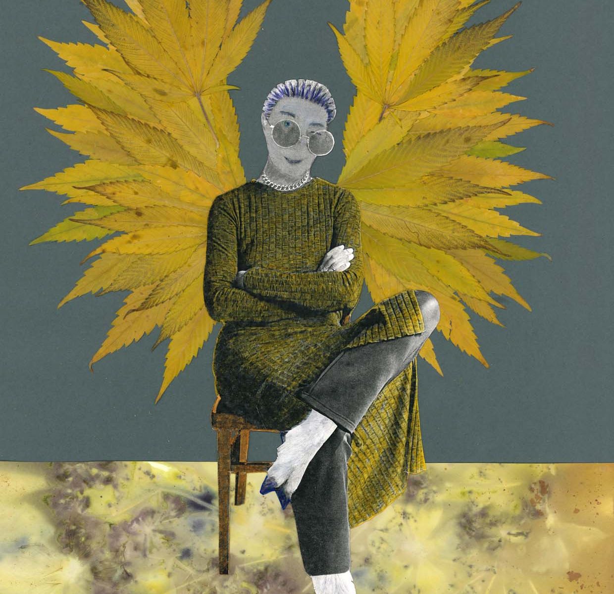 Eine Frau sitzt auf einem Hocker. Sie trägt eine Brille und kneift ein Auge zu. Sie hat Ziegenfüße und Flügel aus Hanfblättern.