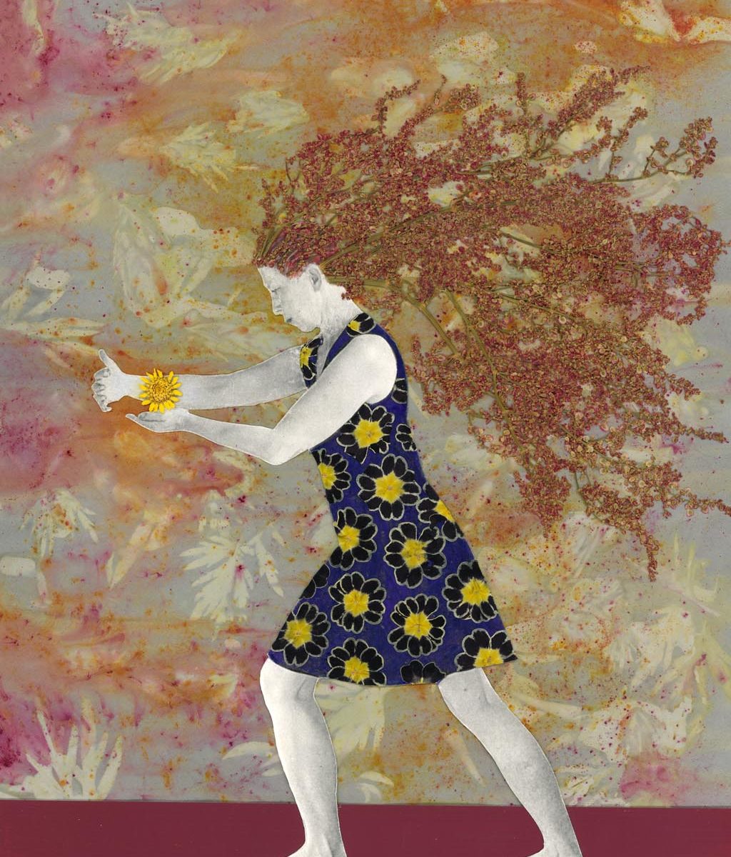 Eine Frau trägt eine sonnengelbe Blüte in der Hand. Sie schützt sie gegen den Wind. Ihre Haare aus Blüten flattern.