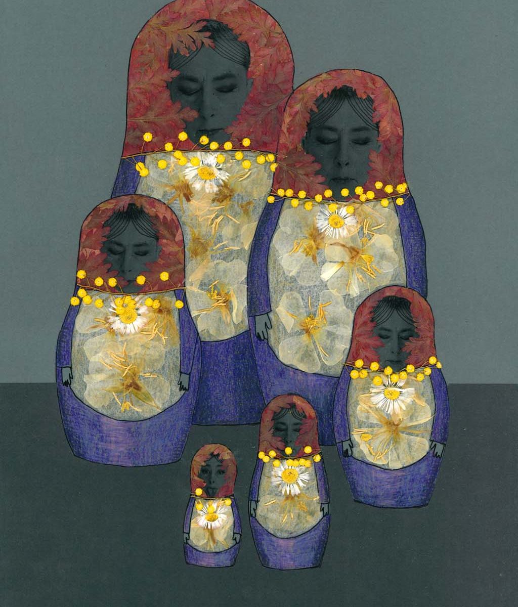 Sechs unterschiedlich große Matrjoschka- Figuren stehen beieinander. Sie sind mit Blüten verziert. Die kleinste steckt die Zunge heraus.