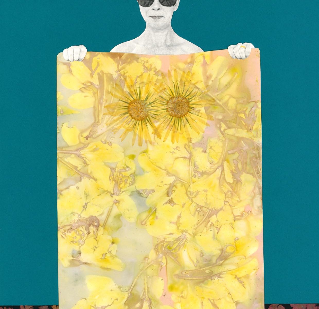 Eine Frau hält ein Handtuch. Wahrscheinlich ist sie dahinter unbekleidet...