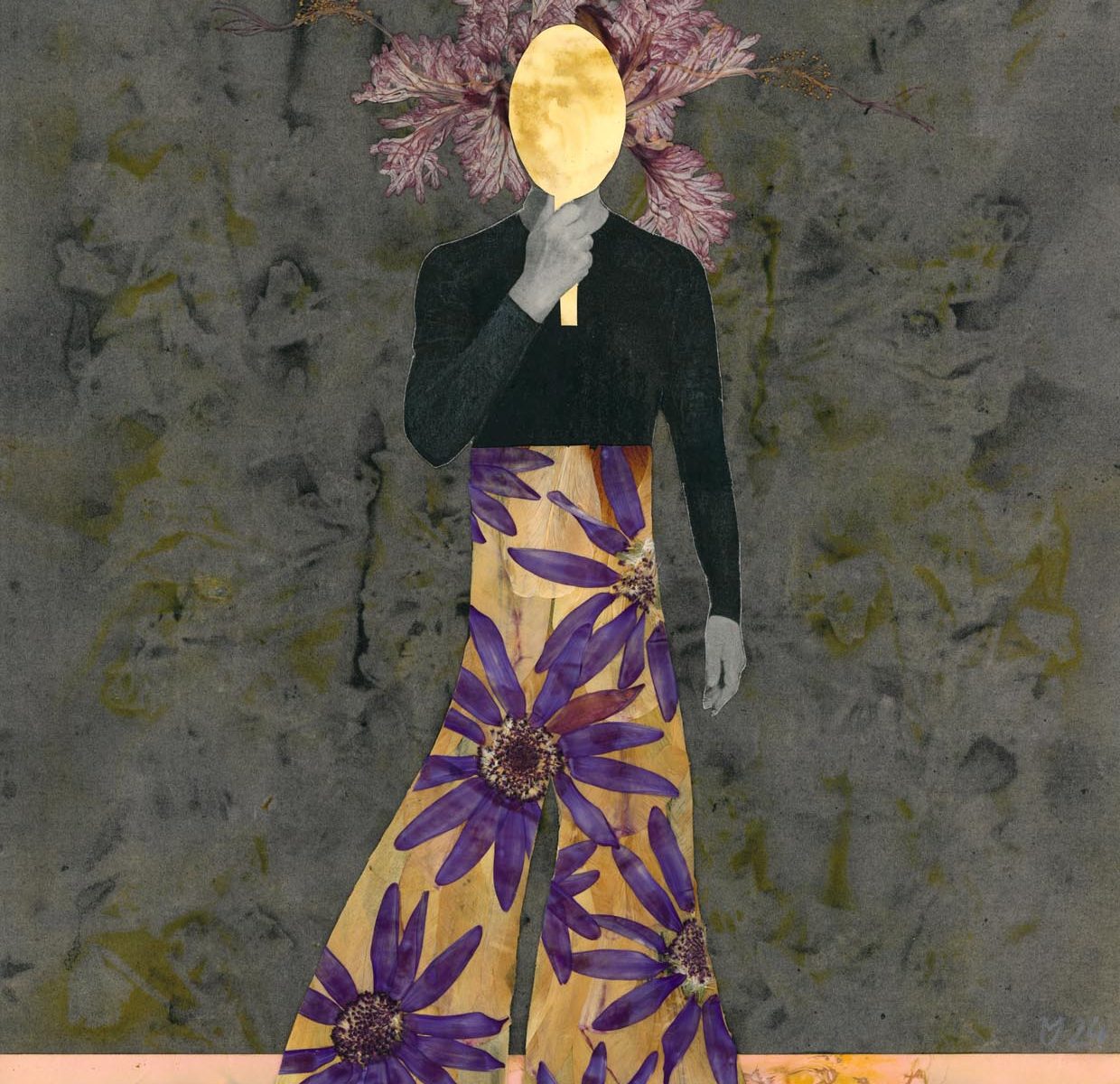 Eine Frau hält einen Spiegel. Schaut sie sich an? Man kann es nicht sehen, denn ihr Gesicht wird vom Spiegel selbst versteckt.